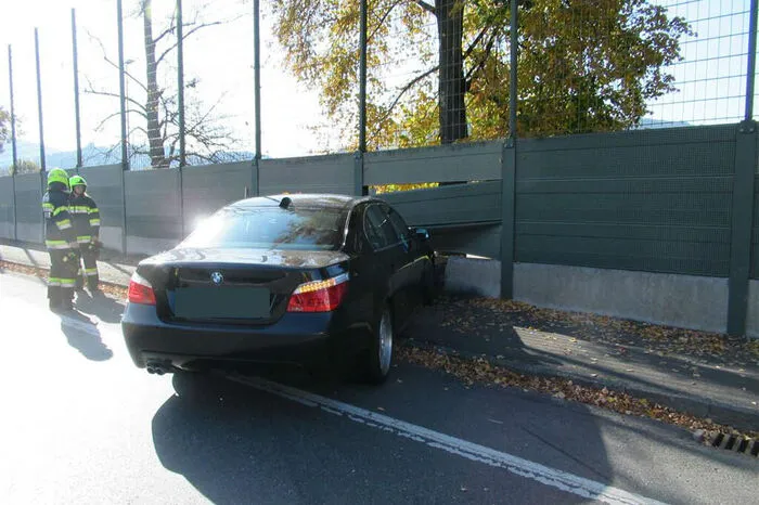 Ein Fahrzeug kam aus unbekannter Ursache von der Fahrbahn ab und stieß gegen die Begrenzungsmauer des Tivolistadions. Die Unfallstelle wurde abgesichert, ein Brandschutz aufgebaut und die ausgeflossenen Betriebsmittel gebunden.