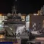 Ein Polizeiboot letzte Nacht vor der Luxusjacht im Hafen von Marina di Carrara