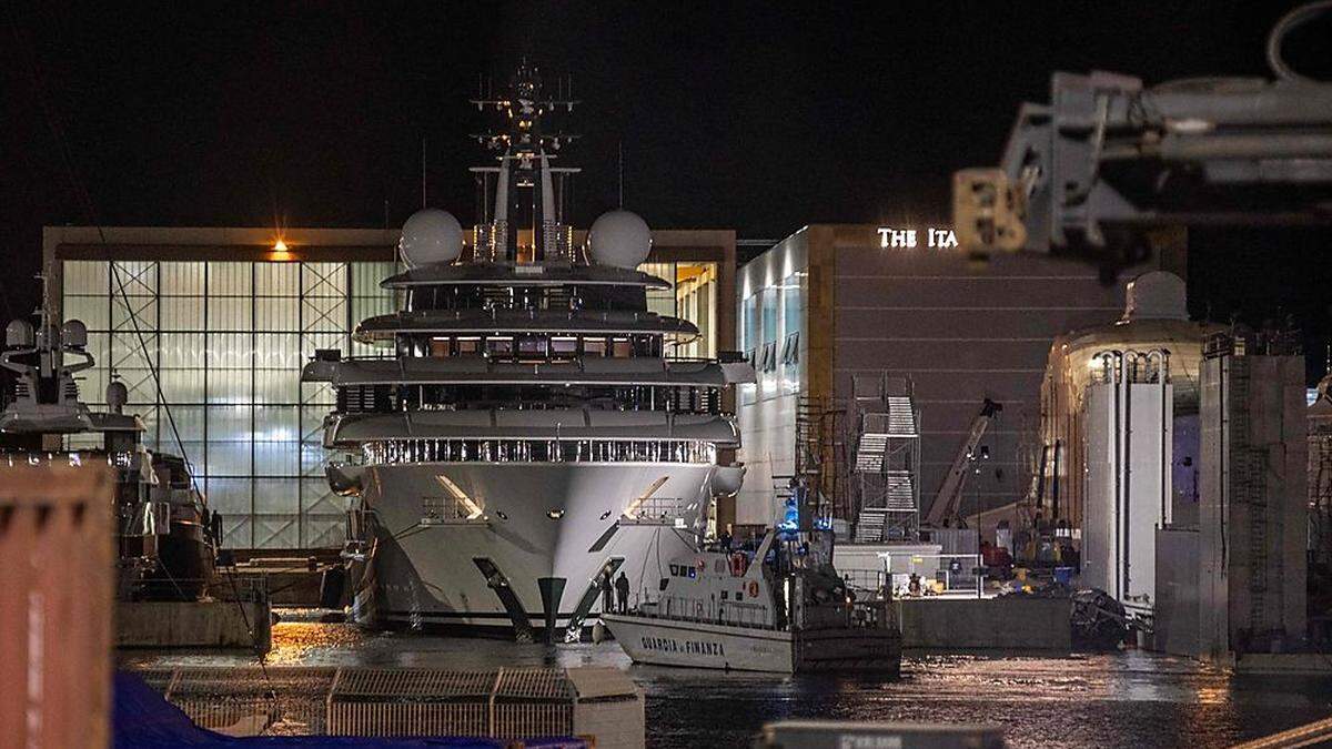 Ein Polizeiboot letzte Nacht vor der Luxusjacht im Hafen von Marina di Carrara