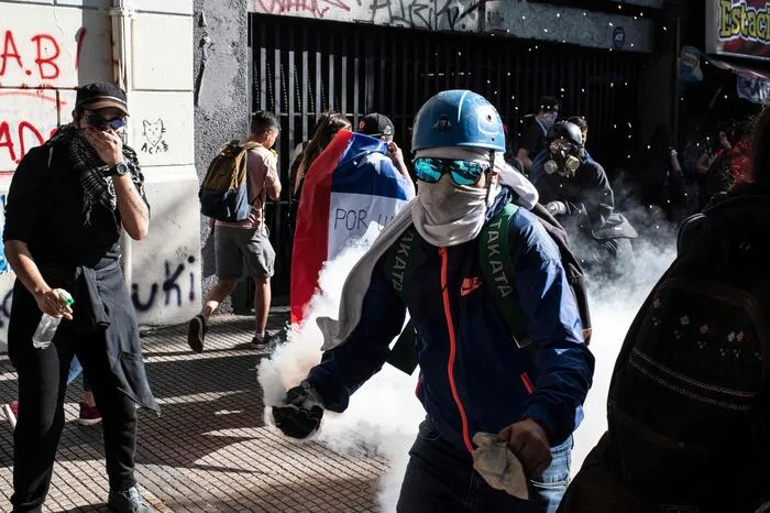 In der Hauptstadt Santiago de Chile lieferten sich am Montag hunderte Demonstranten gewaltsame Auseinandersetzungen mit der Polizei, wie ein AFP-Journalist berichtete.