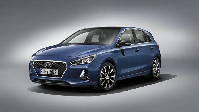 Hyundai die ersten Bilder der neuen Generation des i30 veröffentlicht, die auf der Pariser Motorshow Ende September vorgestellt wird. Peter Schreyer, Chefdesigner von Hyundai, hat dem i30 einen neuen Look verpasst: Etwa mit dem Cascading-Kühlergrill, der künftig das neue Markenzeichen aller Mitglieder der Hyundai-Familie sein wird. In Kombination mit den Voll-LED-Scheinwerfern und dem vertikalen Tagfahrlicht mit Blinkfunktion sorgt er für einen selbstbewussten Auftritt.