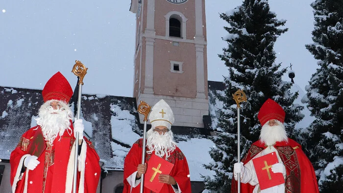 Die Nikoläuse vor der Stadtpfarrkirche "Maria im Dorn".