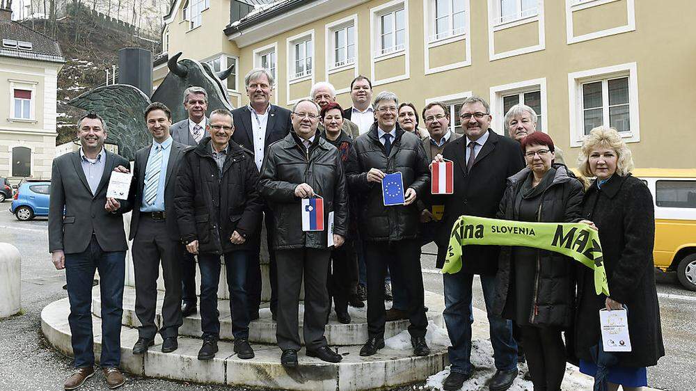 Landeshauptmann Peter Kaiser mit Bürgermeistern der Kärntner und slowenischen Gemeinden des Geoparks