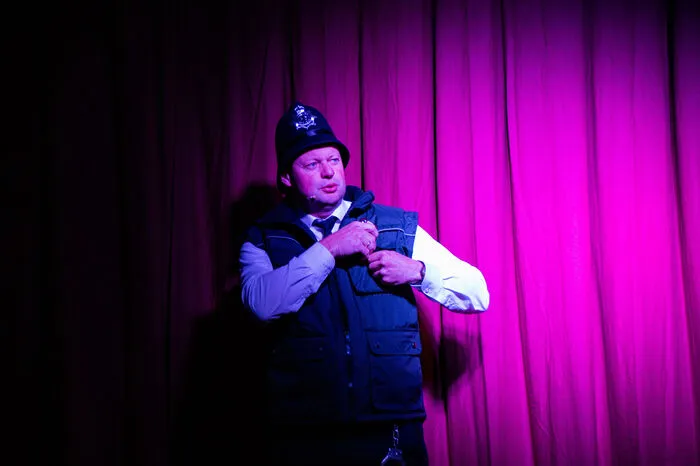 Obmann, Robert Neuherz, begrüßte das Publikum. Die Theatergruppe führte das Stück, trotz zwei großen Veränderungen innerhalb der Gruppe auf.