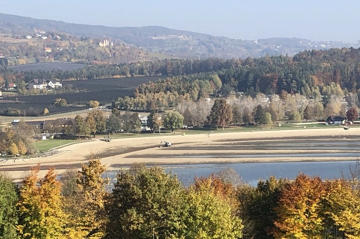 Quer durch den See kommen nun Erdhügel zum Vorschein. Auch erste Bagger sind bereits im Einsatz.