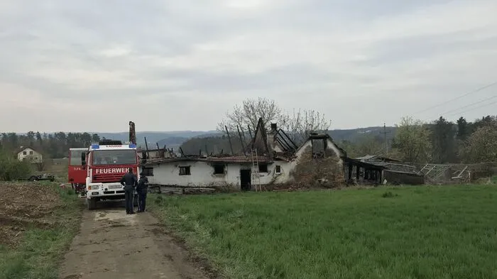 In Kaindorf bei Hartberg (Ortsteil Dienersdorf) ist in der Nacht auf Freitag ein Einfamilienhaus samt Wirtschaftsgebäude niedergebrannt.
