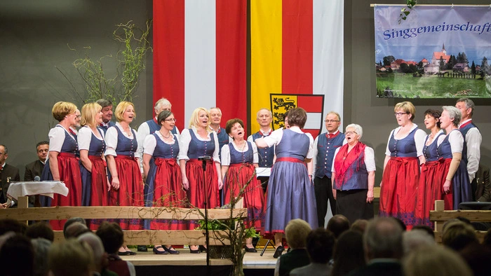 Die Singgemeinschaft Pölling stellte am Samstagabend ihre neue CD "Mit an Liad übers Jåhr" vor. 
