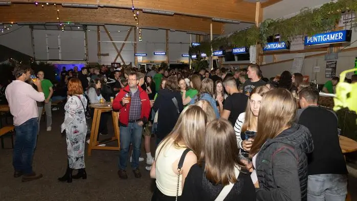 Aufgrund des schlechten Wetters musste das Waldfest kurzerhand in die Sporthalle verlegt werden.