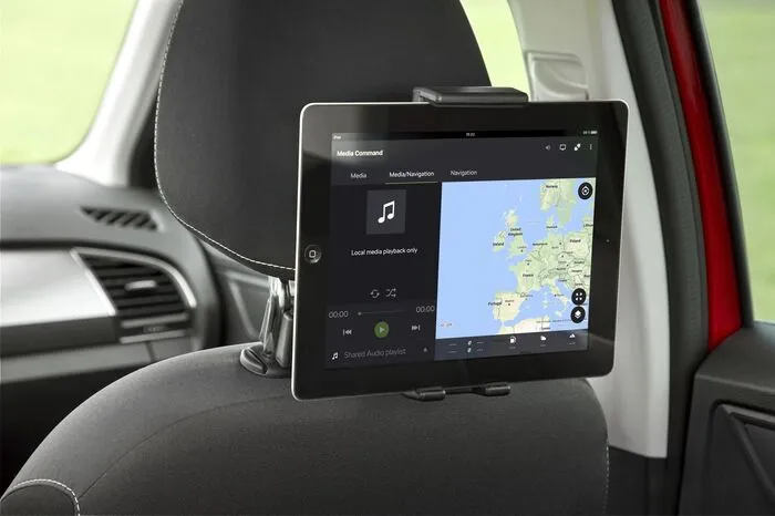 Ein 6,5 Zoll großes Display gehört künftig zum Ausstattungsumfang des Infotainmentsystems „Swing“. Mit ihm lassen sich auch die vielfältigen mobilen Online-Dienste von Škoda Connect nutzen. In Verbindung mit dem Navigationssystem „Amundsen“ stehen nun auch Online-Verkehrsinformationen mit Stauhinweisen in Echtzeit zur Verfügung.