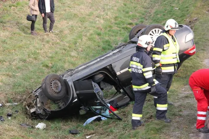 Ein 38-Jähriger fuhr von Großwilfersdorf (Bezirk Hartberg-Fürstenfeld) in Richtung Altenmarkt, als ihn eine Ungarin mit ihrem Pkw entgegenkam. Die betrunkene Frau krachte in das entgegenkommende Auto. 