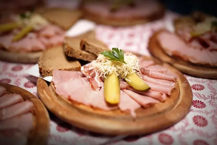 Zum 30-jährigen Jubiläum rückten einmal mehr das Mulbratl, ein zartes, geräuchertes Schweinskarree aus der Oststeiermark sowie die Vielfalt regionaler Weine, Säfte und Edelbrände in den Mittelpunkt. 