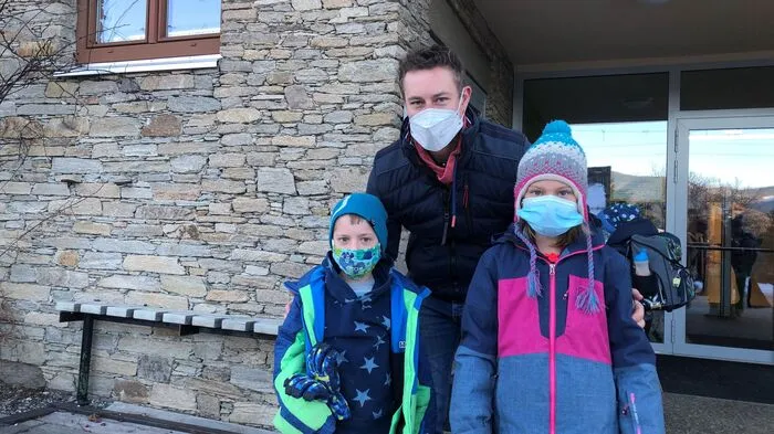 Anna-Theresa und Raphael Rennhofer sind vorbereitet auf die Tests: "Die Mama hat sie mit ihnen schon zu Hause gemacht", erzählt Papa Robert Rennhofer, darum fürchte sich der Kleinere auch nicht davor, wie Raphael bestätigt: "Es tut eh nicht weh", sagt er. "Wichtig ist, dass wieder Normalität einkehrt", meint Robert Rennhofer.