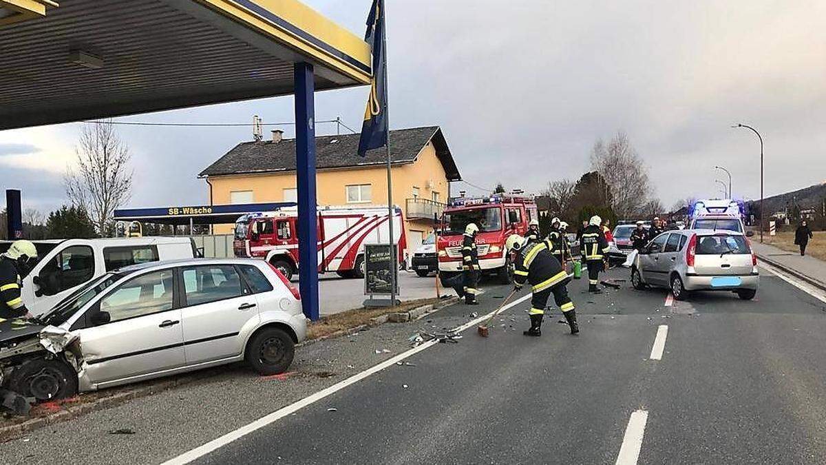 Der Unfall ereignete sich vor einer Tankstelle