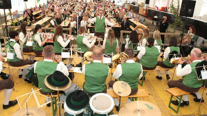 Zum Fest stellte die Marktmusikkapelle ihre neue Tracht vor.  