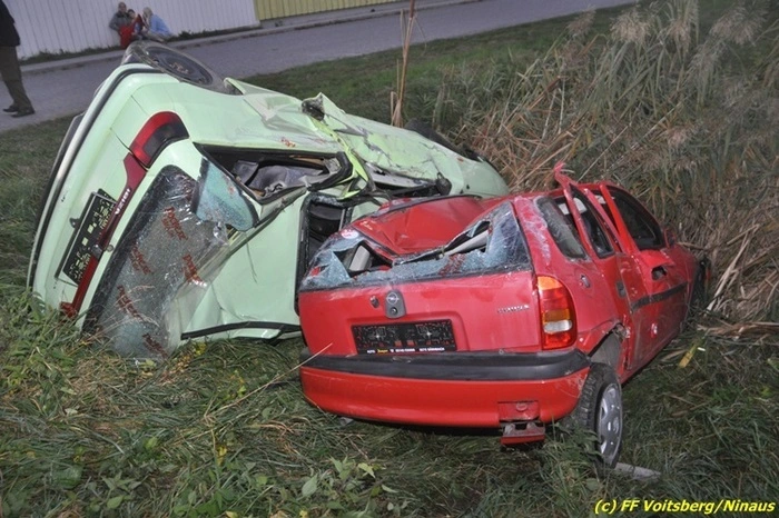 Übungsannahme war ein Verkehrsunfall mit drei beteiligten Fahrzeugen und fünf in den Wracks eingeklemmten, zum Teil schwer verletzten Personen.