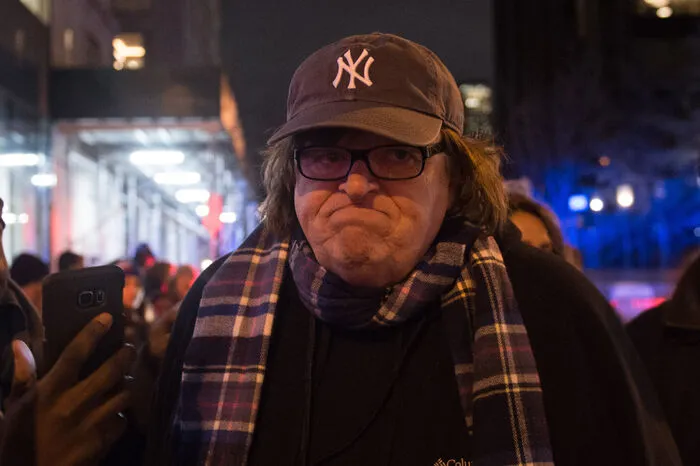 Der US-amerikanische Filmregisseur, Autor und Oscarpreisträger Michael Moore protestiert mit zahlreichen Anhängern der "We Stand United"-Bewegung vor dem Trump International Hotel and Tower in New York, um gegen die Ernennung von Donald Trump als neuer Präsident mobil zu machen.