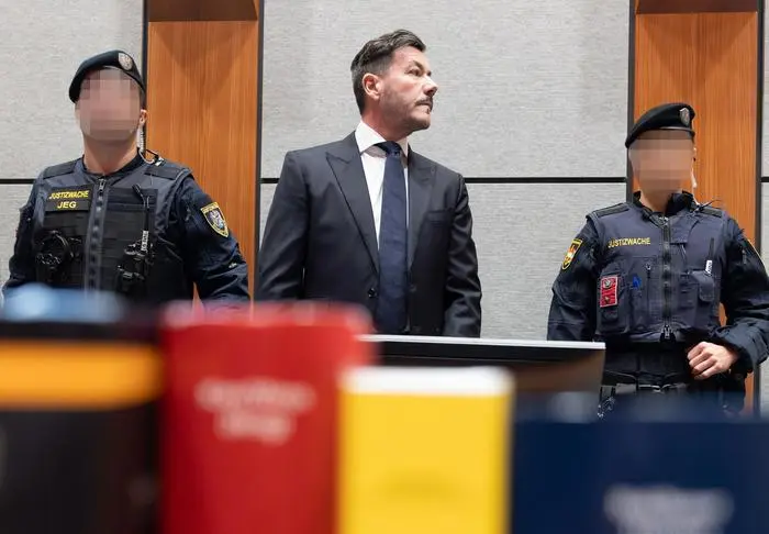 ABD0142_20251210 - INNSBRUCK - ÖSTERREICH: der Angeklagte Rene Benko am Mittwoch, den 10. Dezember 2025, zu Beginn des Prozesses gegen Signa-Gründer René Benko und Mitangeklagte wegen des Vorwurfs der betrügerischen Krida, am Landesgericht in Innsbruck. - FOTO: APA/EXPA/ JOHANN GRODER