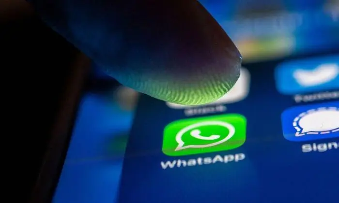 ARCHIV - 19.01.2021, Berlin: ILLUSTRATION - Ein Finger berührt das WhatsApp-Logo auf einem Smartphone. (zu dpa: «Polizei informiert auf noch mehr Kanälen») Foto: Zacharie Scheurer/dpa-tmn/dpa +++ dpa-Bildfunk +++