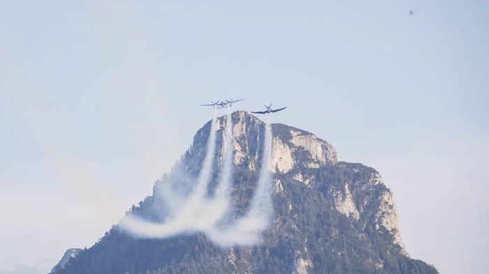 Der US-Schauspieler und Flugzeug-Fan John Travolta hat Samstagabend am Wolfgangsee die "Oscars der Fliegerszene" vergeben. Bei der "Living Legends of Aviation Awards Europe" wurden im Ressort Scalaria in St. Wolfgang (Bezirk Gmunden) mit viel Prominenz aus der Branche Persönlichkeiten aus der Fliegerszene ausgezeichnet.