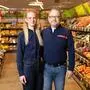 Eine Frau und ein Mann vor einer Obst- und Gemüseabteilung in einem Supermarkt | Markus Kiefer übernimmt mit seiner Frau Beatrice den Eurospar-Markt in Radenthein