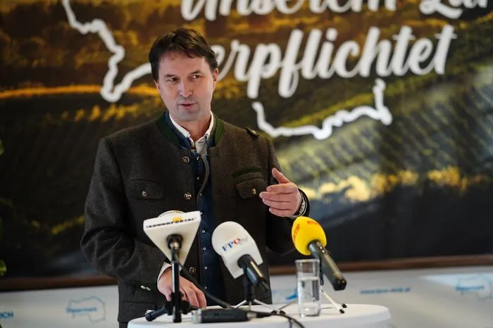 Eine Halbierung des Stimmenanteils mussten die freiheitlichen Bauern hinnehmen. „Es war insgesamt eine ,Challenge‘, diese Wahl in Covid-Zeiten durchzuführen“, sagt Spitzenkandidat Albert Royer. Es sei nicht möglich gewesen, „unsere Leute in dieser Masse zu mobilisieren“. Dennoch habe es punktuell gute Ergebnisse gegeben. Die Wahlbeteiligung bezeichnet Royer als „Trauerspiel“. Auf die politische Großwetterlage will er das schlechte Ergebnis seiner Partei nicht schieben, vielmehr gebe es internen organisatorischen Verbesserungsbedarf. „Da werden wir in den nächsten Jahren einiges zu tun haben, um breiter aufgestellt zu sein.“