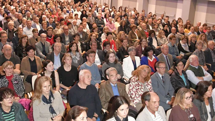 Der Stadtsaal platzte aus allen Nähten, der Lions-Club Spittal hatte mit Hannelore Veit einen Publikumsmagneten gewinnen können.