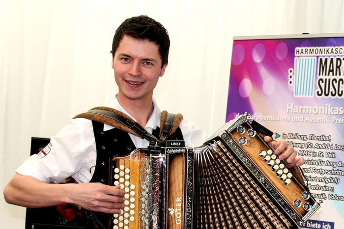 Martin Suschnig (28), Musiker und Harmonikalehrer: Zuhause habe ich genug zu tun, aktuell wird fleißig am Balkon gewerkelt. Wie es sich für einen Musiker gehört, wird auch jetzt fleißig weitergeübt und musiziert. Außerdem arbeitete ich bereits an neuem Unterrichtsmaterial. Angst vor dem Virus habe ich keine, die Besuche bei Oma und Opa sind aber natürlich bis auf Weiteres gestrichen. Ich rate den Menschen, ruhig zu bleiben.