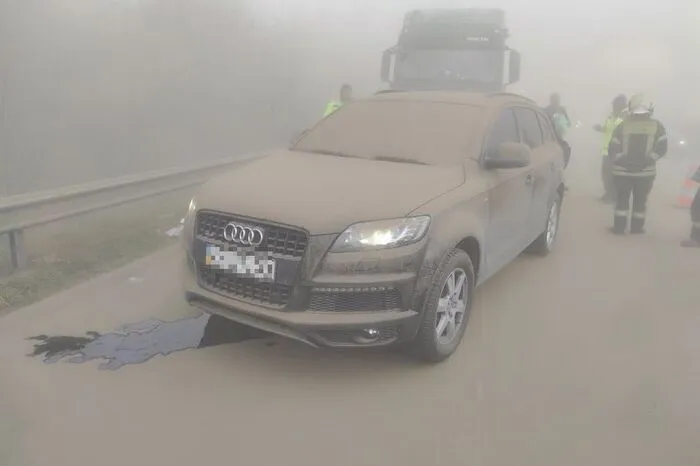 Die 42 Fahrzeuge, darunter fünf Lastwagen, fuhren vermutlich wegen der schlechten Sichtverhältnisse aufeinander auf.