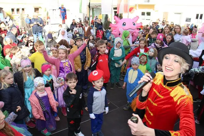 Unter dem Motto „A Gaude muss sein!“ wurde den zahlreichen jungen Besuchern unter der Leitung von Sonja Pöschl eine Kinderdisco, eine Zaubershow und Kinderschminken geboten.
