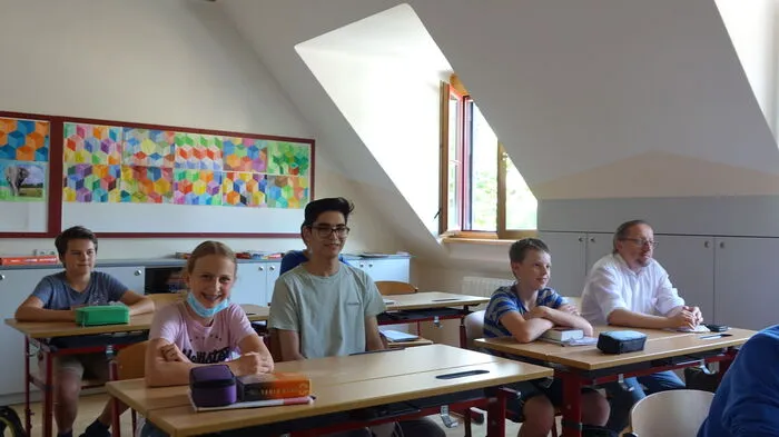 Hannes Stickler und Hossein Khavary drückten zur Vorstellung des Projektes die Schulbank