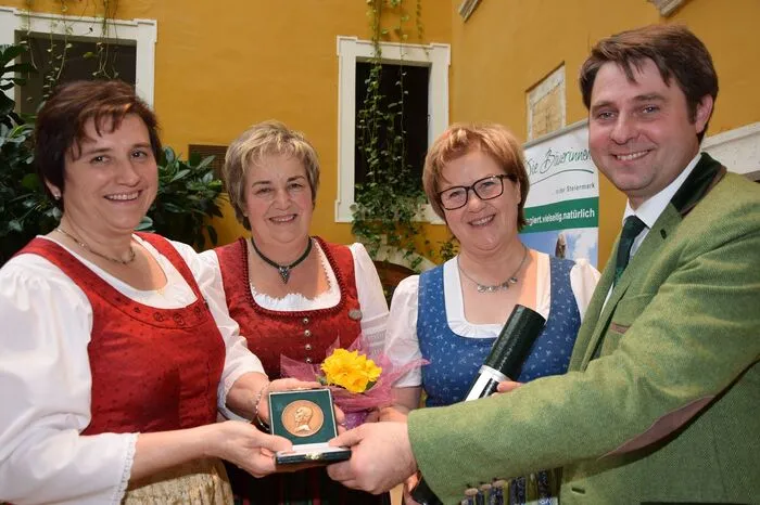 Bezirkskammerobmann Gerald Holler sagte in Bezug auf die vier Prozent Bauern unter den Berufstätigen, er hoffe, dass sich in seiner Funktionszeit dieser Stand sich zumindest nicht verringere.