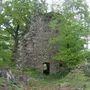 Der Bergfried ist 12 Meter hoch und liegt versteckt im Wald