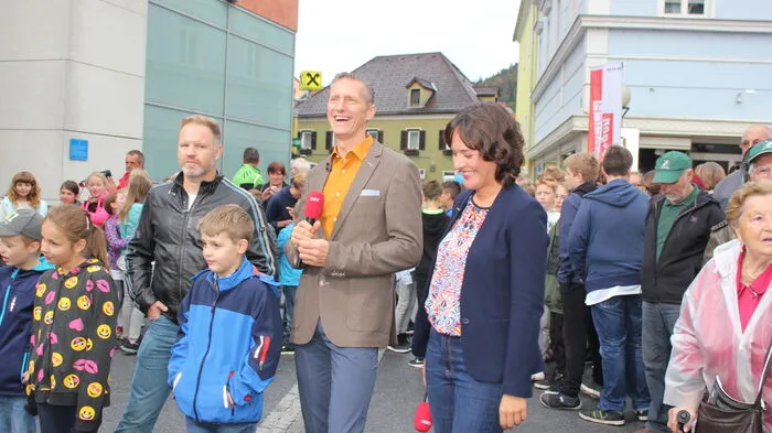 Das ORF-Frühstücksfernsehen "Guten Morgen Österreich" machte am Montag, dem 3. Oktober, auf dem Rathausplatz in Köflach Station. Mit dabei war natürlich auch das Moderatorenduo Eva Pölzl und Oliver Zeisberger.