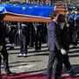Der Sarg, der am Donnerstag im Kapitol, dem römischen Rathaus aufgebahrt worden war, wurde in einer EU-Fahne umhüllt in die Kirche getragen