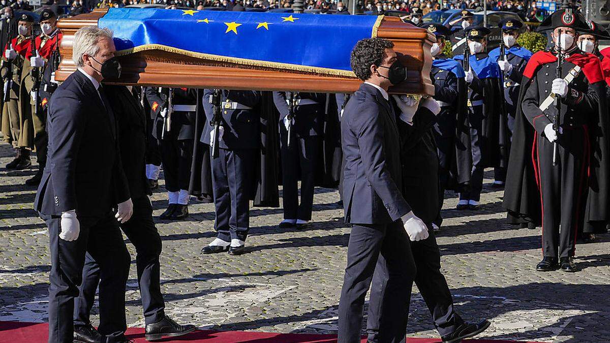 Der Sarg, der am Donnerstag im Kapitol, dem römischen Rathaus aufgebahrt worden war, wurde in einer EU-Fahne umhüllt in die Kirche getragen