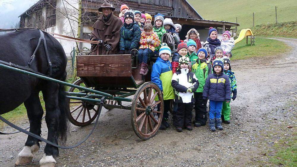 19 Schülerinnen und Schüler aus der Stanzer Volksschule durften mit der Pferdekutsche von Gottfried Heidegger mitfahren