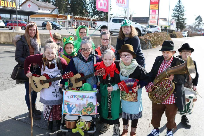 Egal ob Jung oder Alt - die zahlreichen Gruppen zogen mit kreativen Kostümen durch den Ort.
