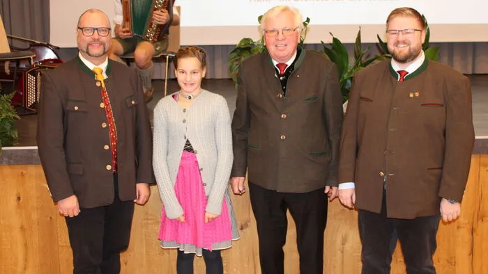 Klaus Kniely, Magdalena Meschnark (beide Musikschule Völkermarkt), Albert Ulrich (Obmann Kärntner Landsmannschaft), Lukas Joham (MGV Scholle).