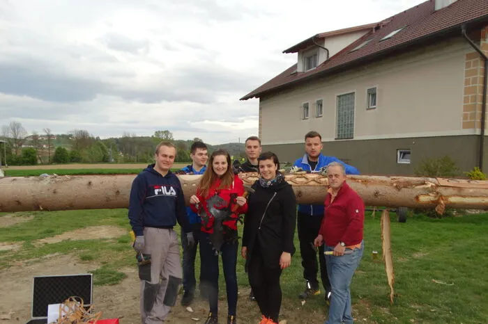 Bernhard Frühwirth (3.v.l.) hat den Baum gespendet, die Landjugend rund um Obmann Kevin Rauch (3.v.r.) putzt ihn zum Maibaum auf.