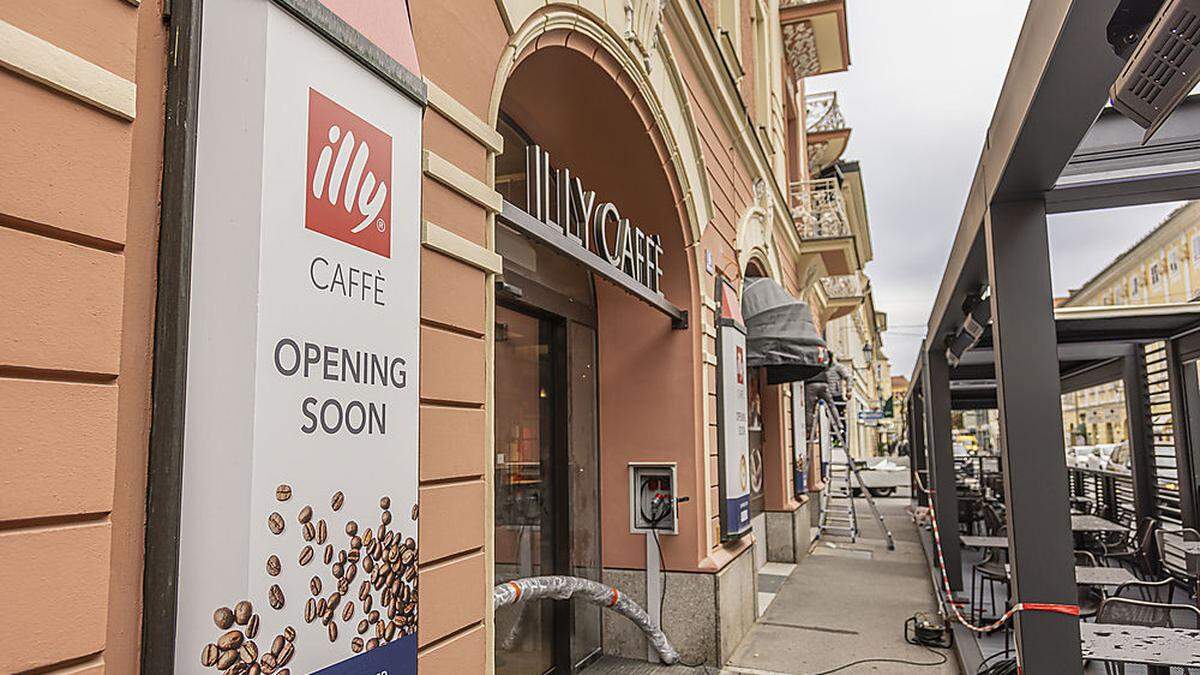 Der Gastgarten des Cafés könnte die Gerichte beschäftigen