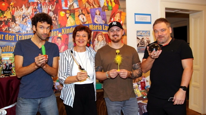Auch diesmal war die villahafner in Maria Lankowitz wieder bestens besucht, als Hausherrin Ida Hafner (Zweite von links) den bekannten Sänger und Musiker Erwin R. (ganz links) samt Band geladen hatte.