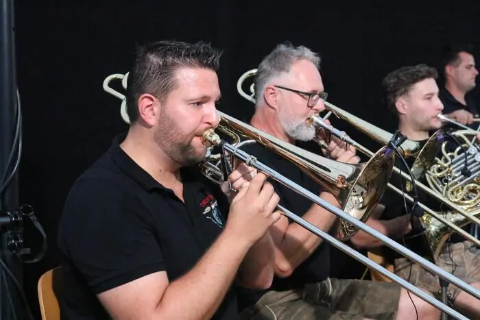 Nach den Musikdarbietungen am Hauptplatz ging es Richtung Fürstenhof, wo „Wurzlblech“ (Foto) und „Die stürmische Böhmische“ für frischen musikalischen Schwung sorgten. Besonders die Mischung aus Tradition und ausgelassener Feststimmung machte den Abend zu einem gelungenen Treffpunkt für Jung und Alt. 