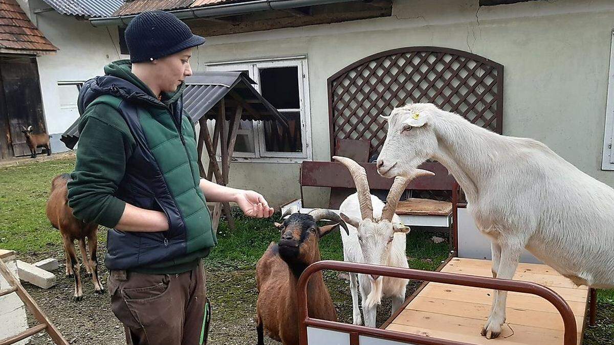 Tierpflegerin Sandra Schörghofer mit &quot;ihren&quot; Ziegen