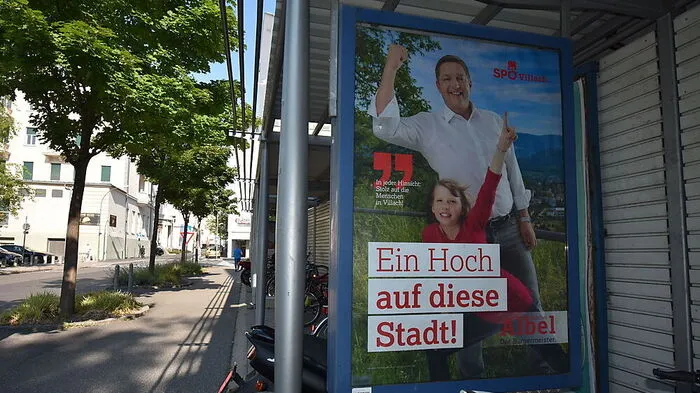 Zahlreiche Plakate mit Bürgermeister Albel hängen aktuell in der Innenstadt