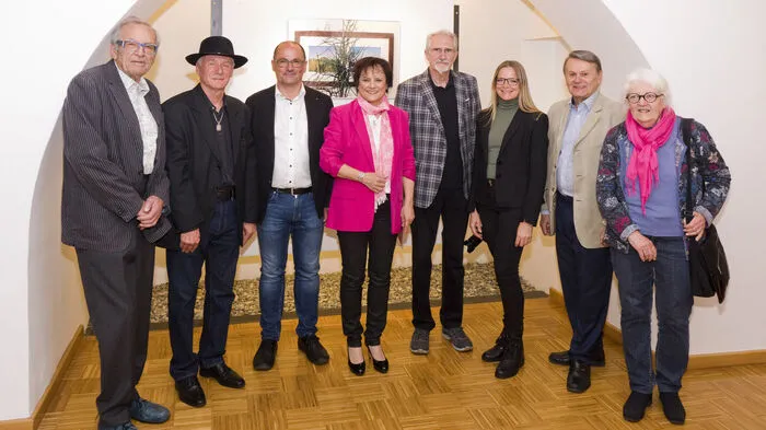 Die Fotogruppe "Novem" mit Kulturreferentin Ingrid Kaltenegger und zweitem Vizebürgermeister Wolfgang Knauseder