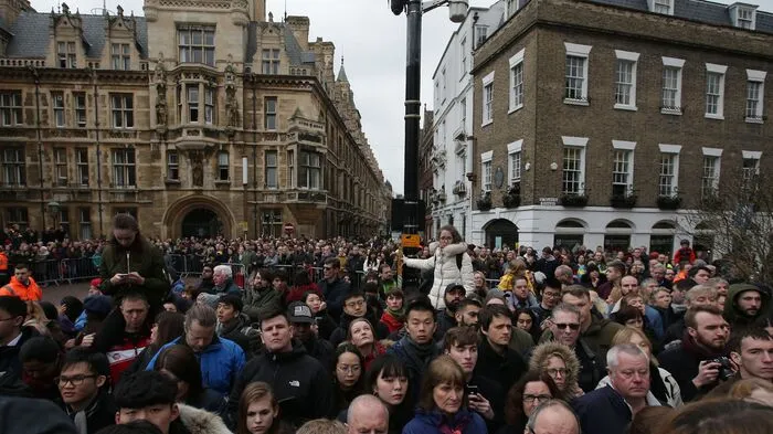 Fast drei Wochen nach dem Tod von Stephen Hawking haben sich Familie, Freunde und Kollegen am Samstag zu einer Trauerfeier versammelt. Hawking war am 14. März friedlich in seinem Haus in Cambridge eingeschlafen.
