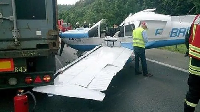 Das Kleinflugzeug auf der A2 in Nordrhein-Westfalen