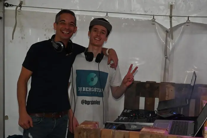 In der Disco verwandelten das Team von „DJ Nameless“ mit „DJ eSKay“ und „DJ Bergstar“ die Halle mit mitreißenden Beats in eine pulsierende Partyzone.