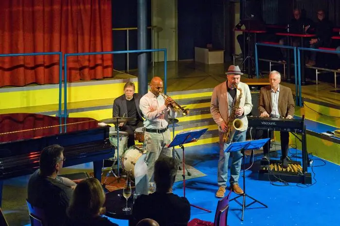 Unterstützt wurde Eubanks von hochkarätigen Musikern: dem Saxophonisten Jure Pukl, dem international tätigen Pianisten, Organisten und Hochschullehrer Renato Chicco sowie Drummer Andy Watson. 