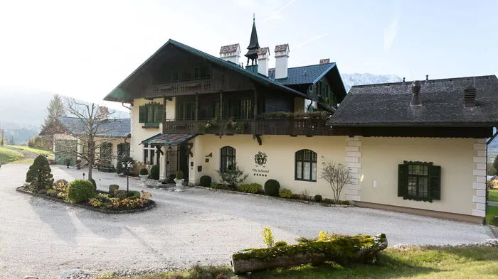 1903 wurde die Villa Falkenhof als Jagdschloss für Baron Mayr-Melnhof errichtet. Nach einer wechselvollen Geschichte kaufte Nick Kalita 2010 das renovierungsbedürftige Haus in Irdning.